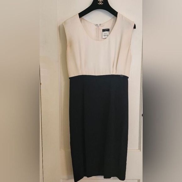 Auth. Pristine Chanel P40729W04854 Blk/Ecru Silk Dress Sz.4 US/42 EU Ret.$4400 - Picture 1 of 9